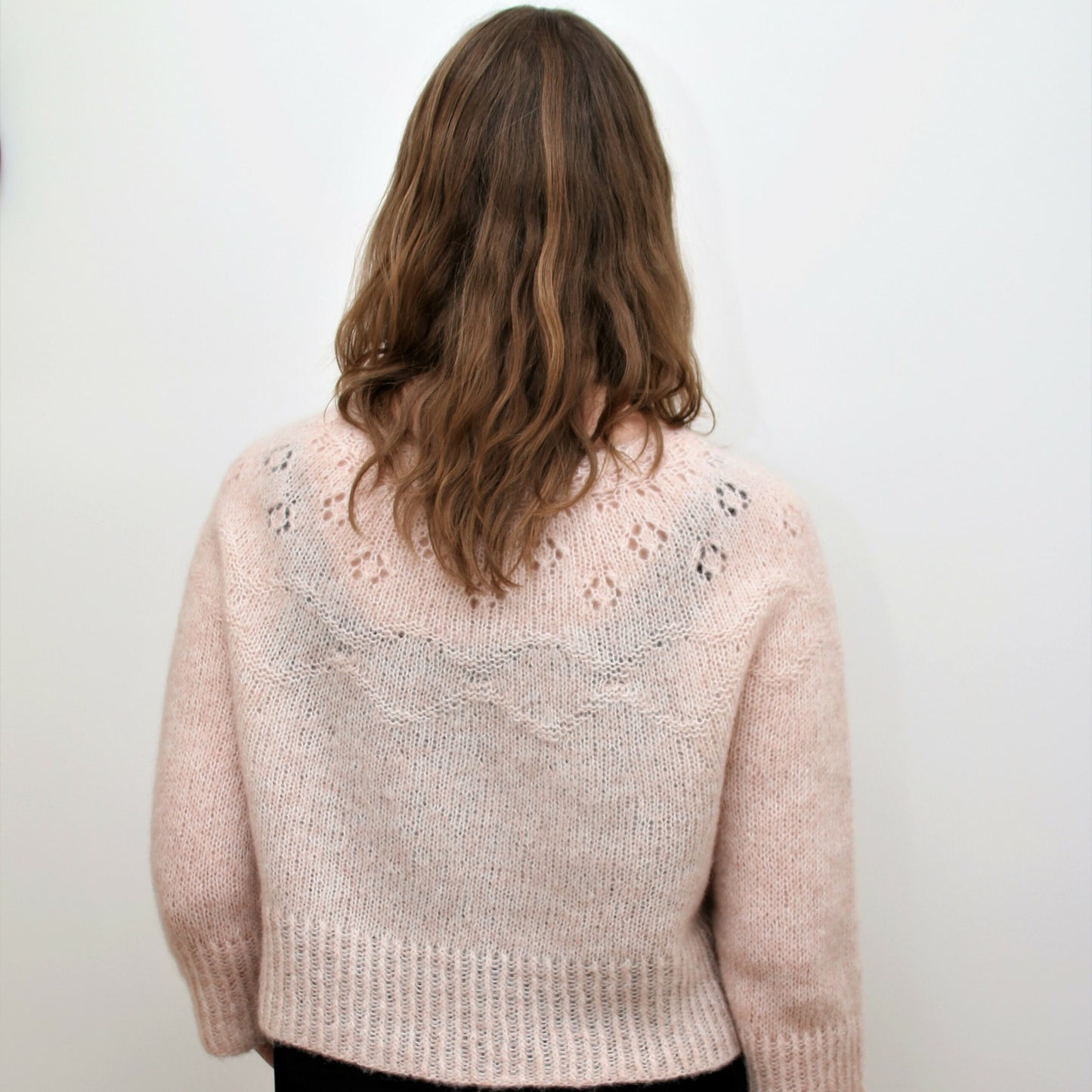 Shorter version of the Embla Sweater with three-quarter sleeves in soft airy yarn